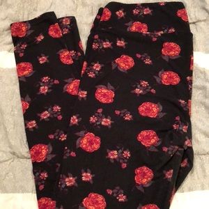 Black LuLaRoe with Coral flowers 🌺